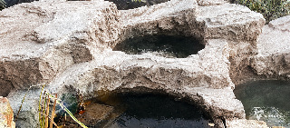 Het cement is volledig uitgehard. Na de winterperiode kan de rots met verf bewerkt worden. Highlighten en inschaduwen